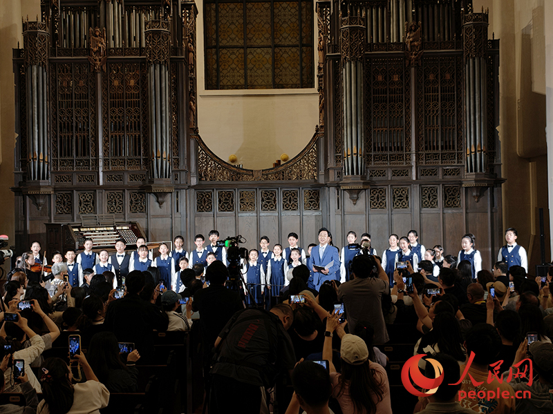 廖昌永与上音少年合唱团共同演绎《谷雨》。人民网记者 韦衍行摄