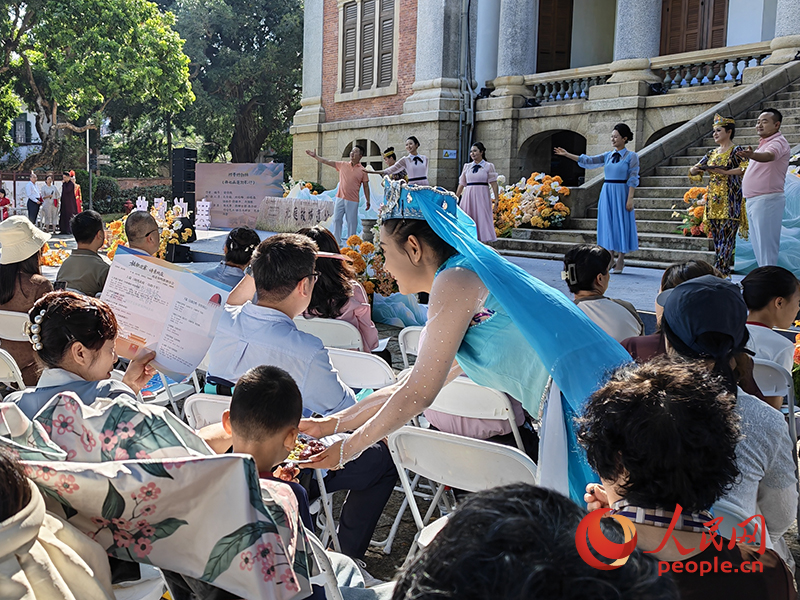 演员为观众送上新疆特色小吃。人民网记者 韦衍行摄