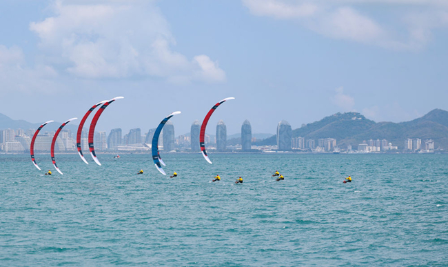 4月27日，第六届亚洲沙滩运动会帆船男子水翼风筝板公开系列赛在海南三亚举行。新华社记者 胡星宇 摄