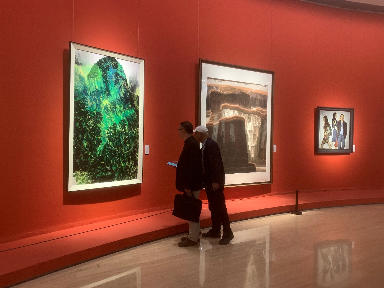 观众参观展览。主办方供图