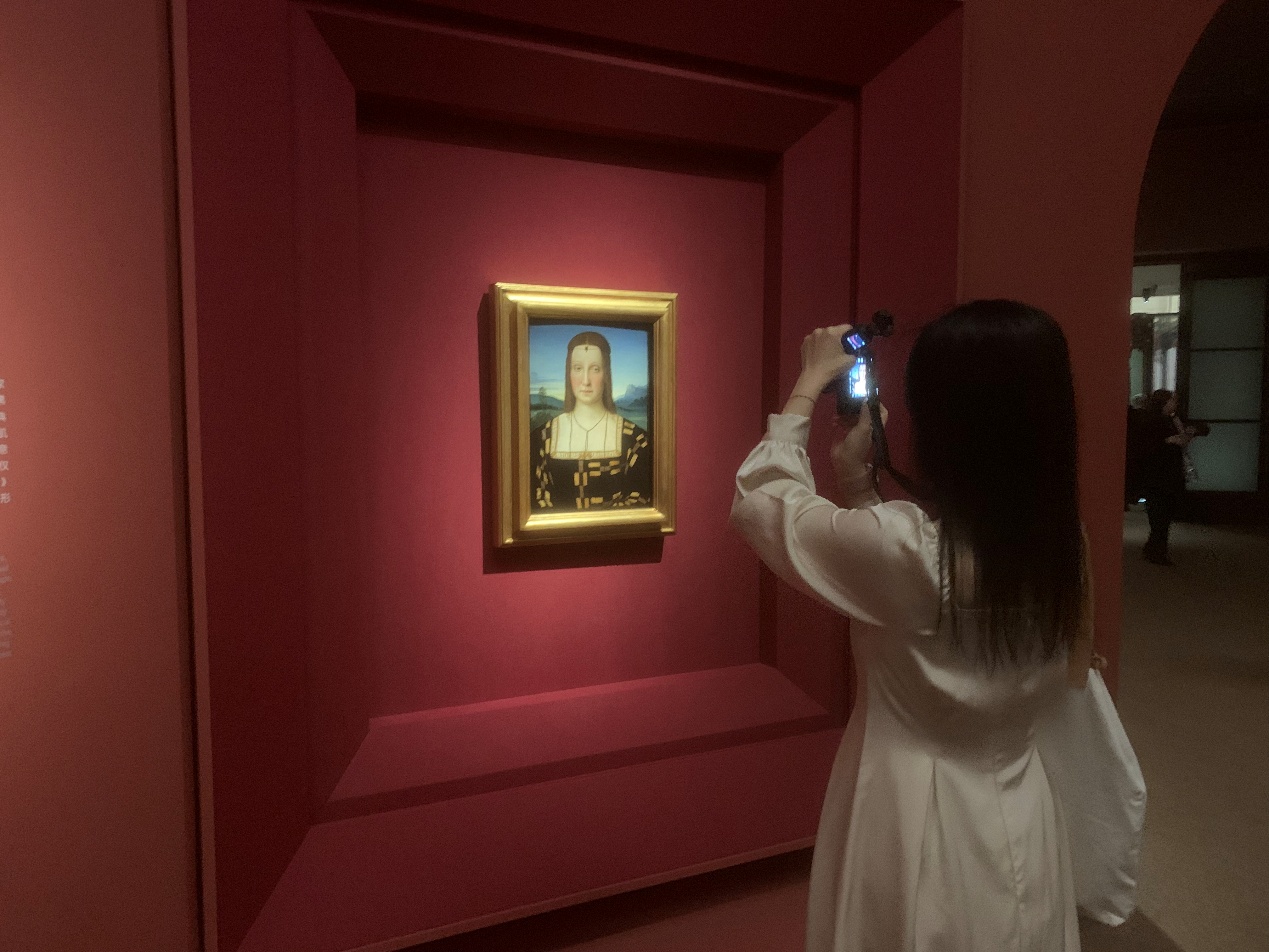 观众参观展览。主办方供图