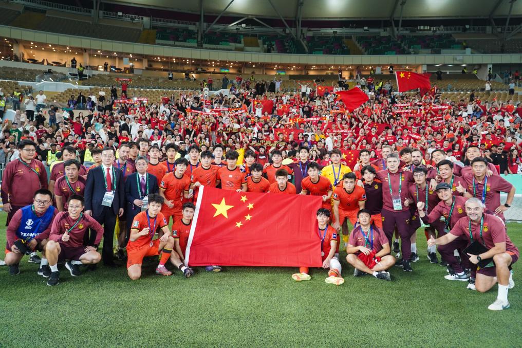1月24日，中国队在赛后与球迷合影。当日，在沙特阿拉伯吉达举行的2026年亚足联U23男足亚洲杯决赛中，中国队获得亚军。新华社记者 王海洲 摄