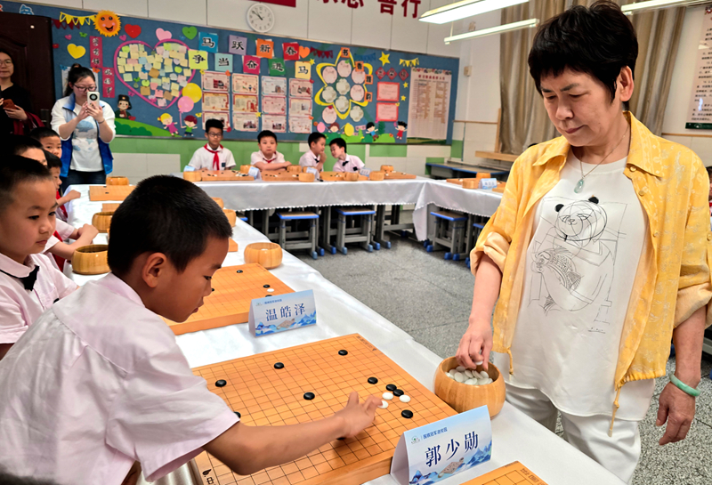 华学明七段与学生下指导棋。