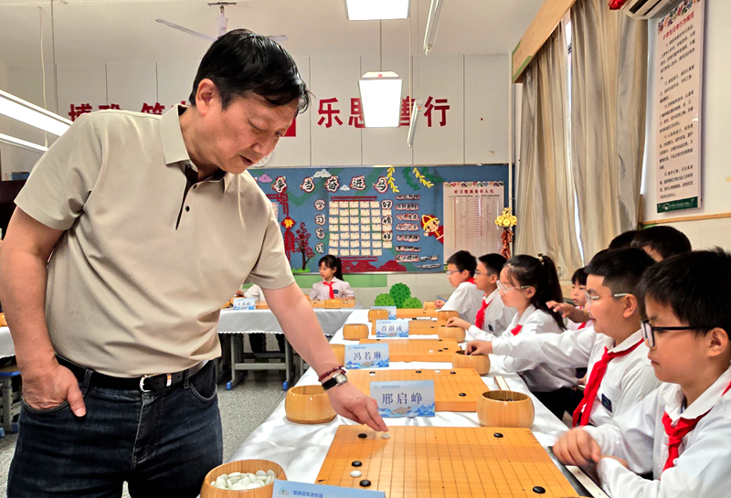 曹大元九段在下指导棋。