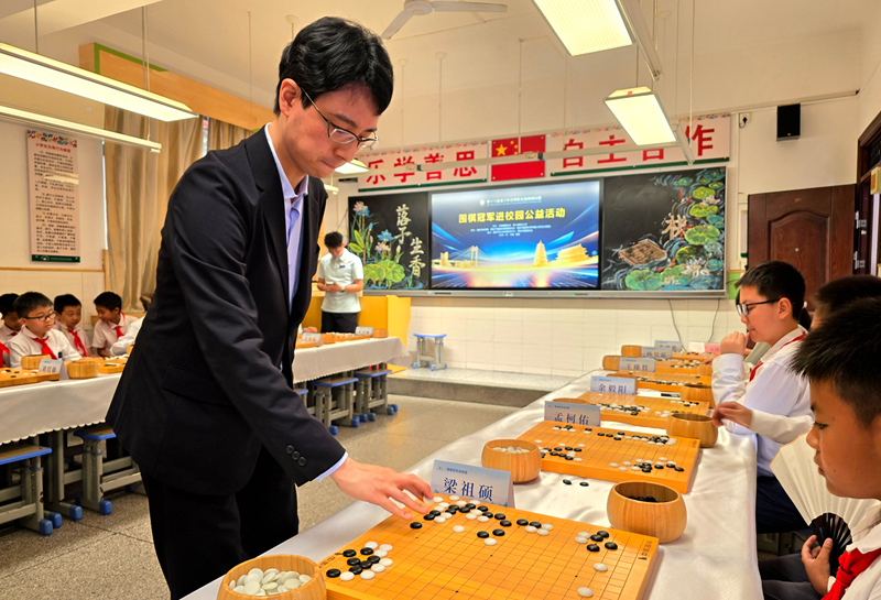 日本棋手一力辽九段在下指导棋。