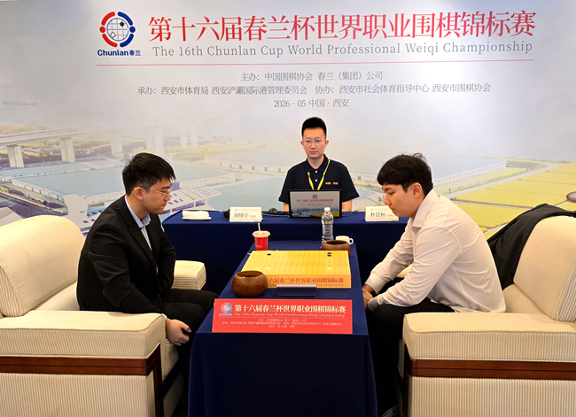 屠晓宇九段(左)力克朴廷桓九段。人民网记者 胡雪蓉摄