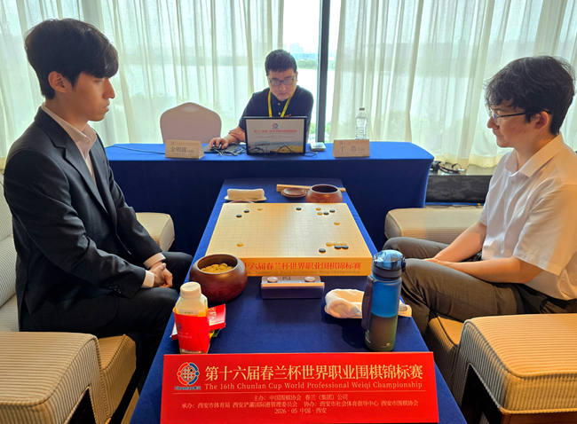 丁浩九段(右)战胜金明训九段。人民网记者 胡雪蓉摄