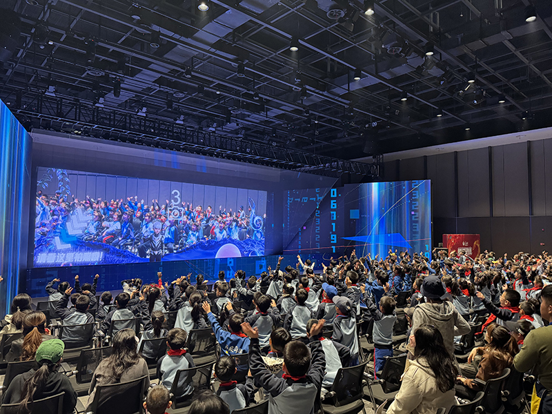 一场演出结束后，现场反响热烈