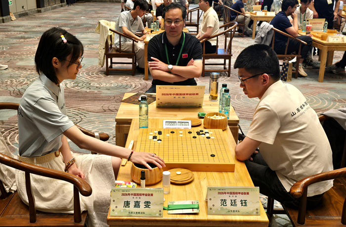 唐嘉雯七段(左)负于范廷钰九段。人民网记者 胡雪蓉摄