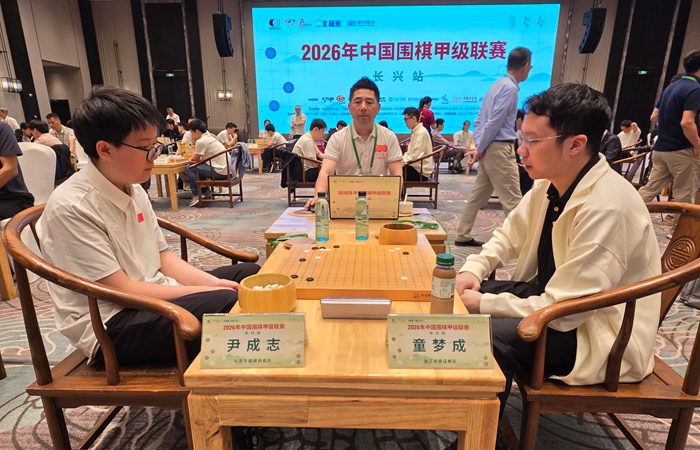 尹成志五段(左)战胜童梦成八段。人民网记者 胡雪蓉摄