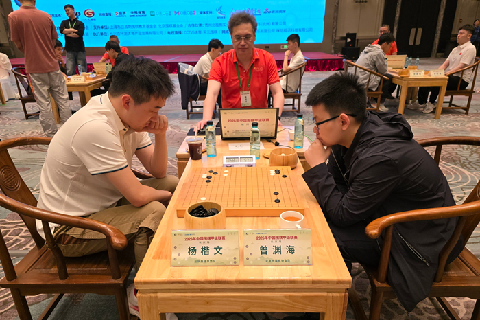 杨楷文九段(左)战胜曾渊海五段。人民网记者 胡雪蓉摄