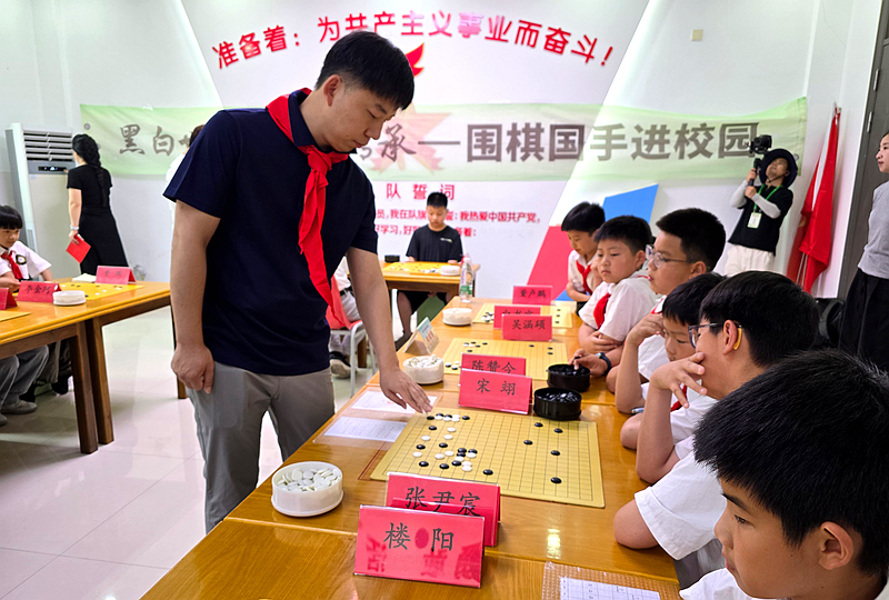 郭闻潮五段在下指导棋。