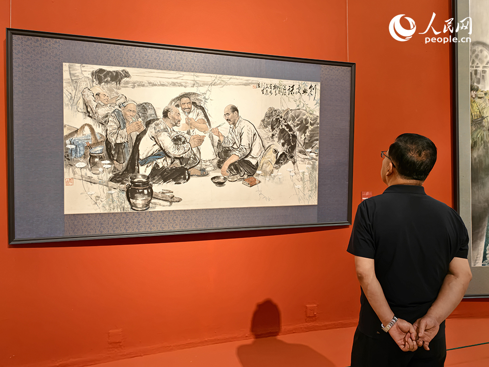 观众正在参观展览。人民网记者 韦衍行摄