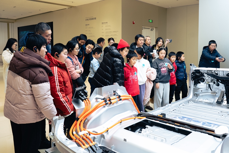 游客在小米汽车工厂展厅参观。受访者供图