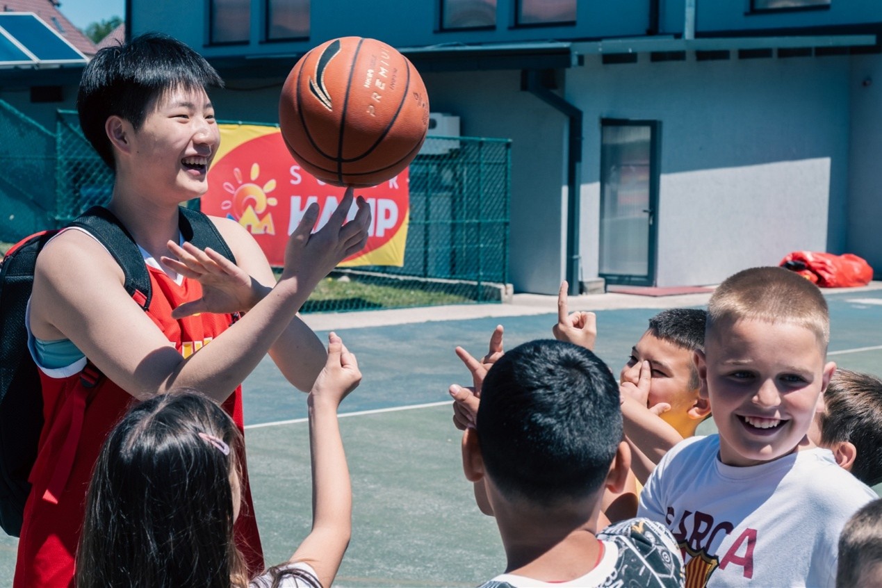 中国中学生篮球队员积极参加文化交流活动。图片来源：中国学生体育联合会