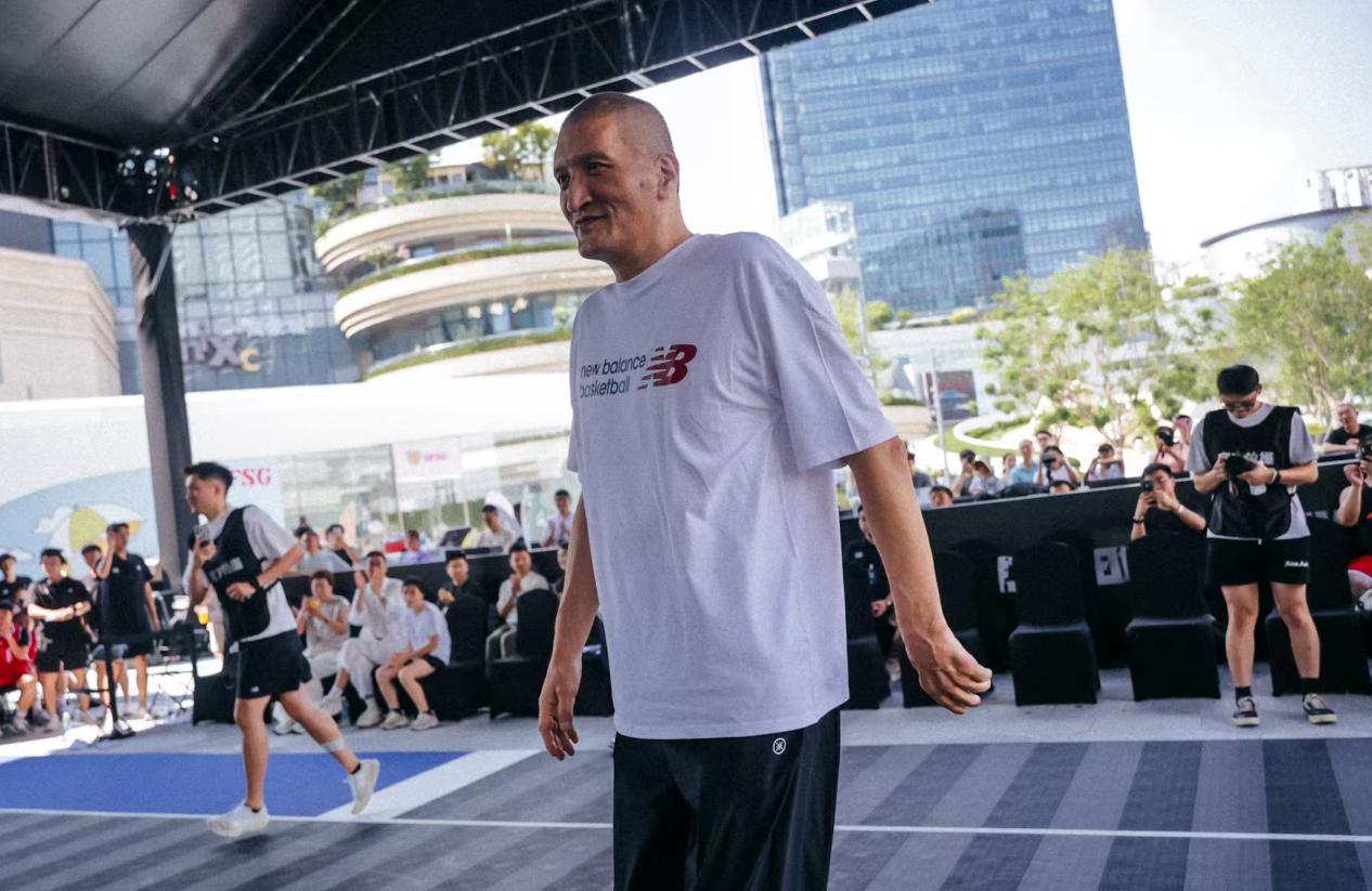   巴特尔在现场与球迷互动