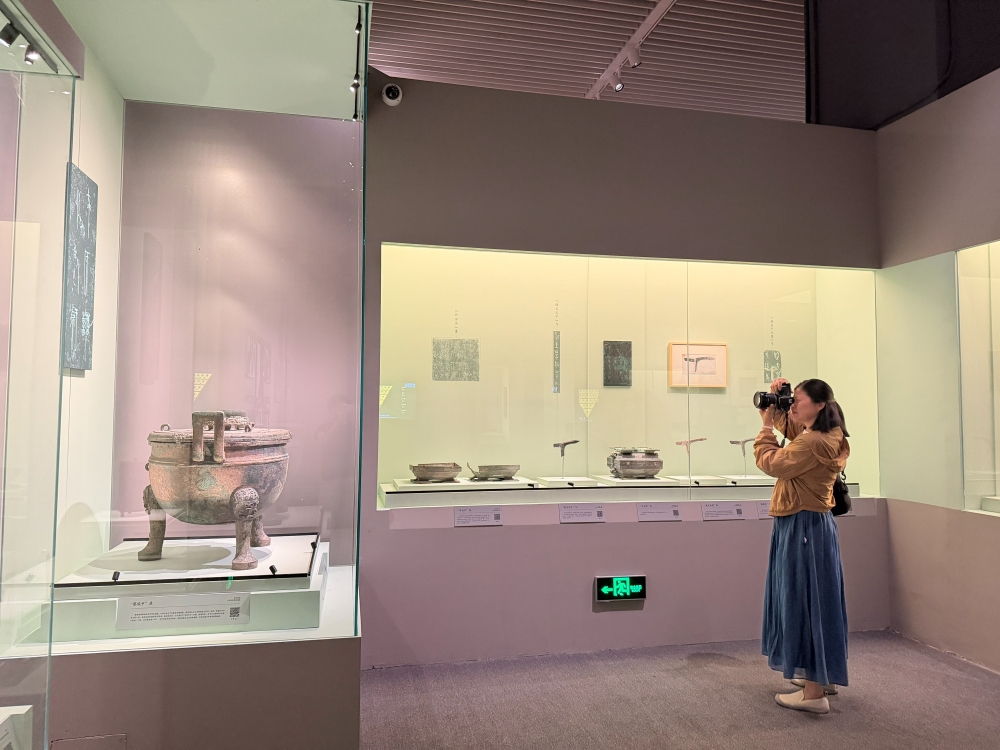 观众正在参观展览。人民网记者 韦衍行摄
