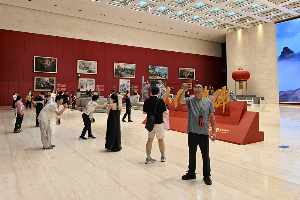 观众正在参观展览。人民网记者 韦衍行摄