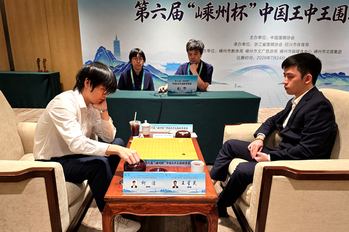 柯洁九段（左）战胜王星昊九段。人民网记者 胡雪蓉摄