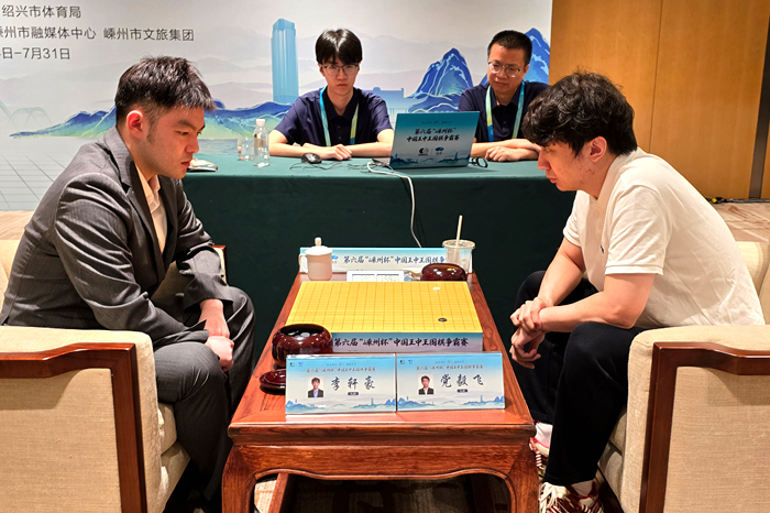 李轩豪九段（左）战胜党毅飞九段。人民网记者 胡雪蓉摄