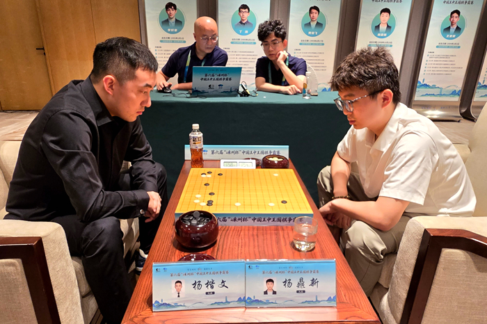 杨楷文九段（左）战胜杨鼎新九段。人民网记者 胡雪蓉摄