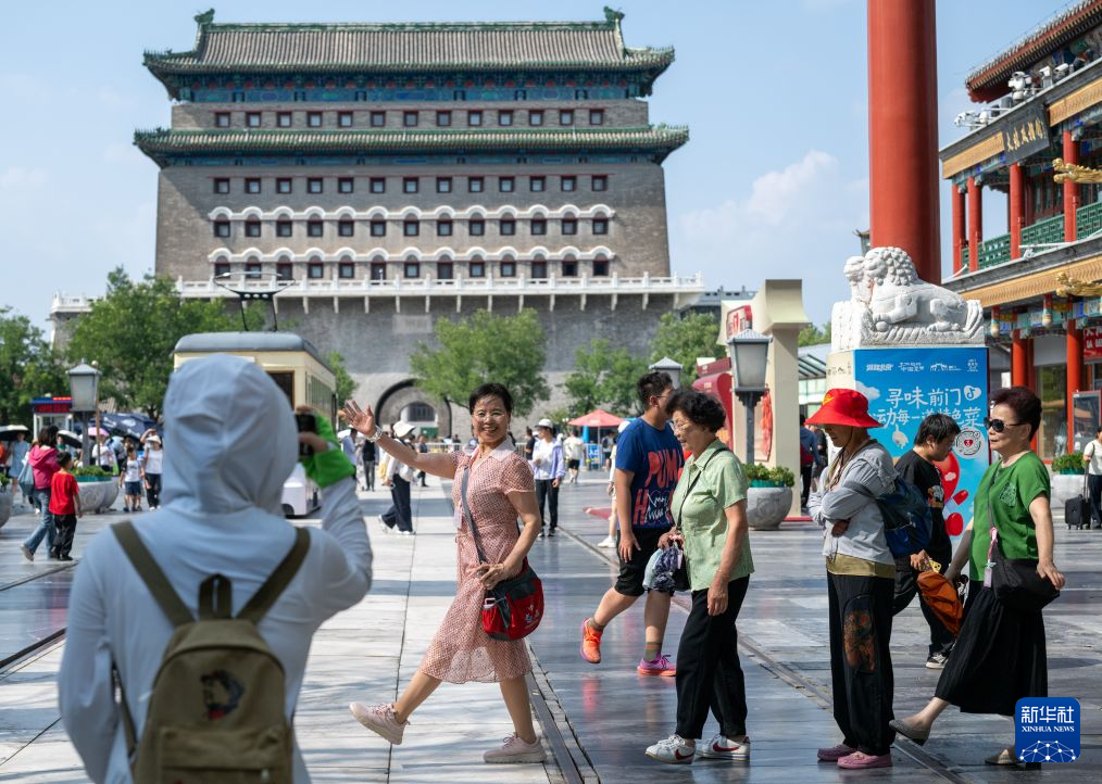 7月27日，游客在北京前门大街游览。