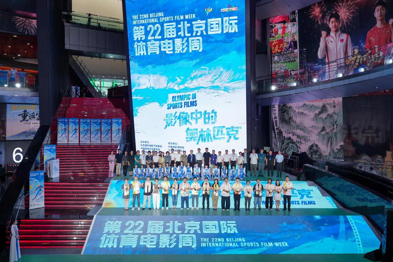 优秀作品创作团队代表与嘉宾合影。 图片来源：活动主办方供图