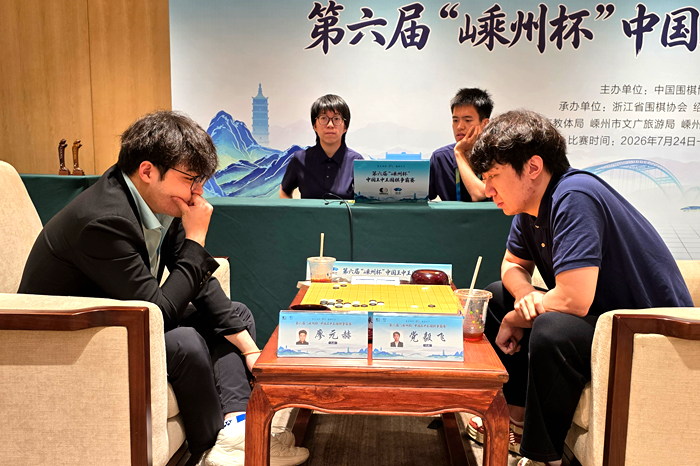 党毅飞九段（右）战胜廖元赫九段。人民网记者 胡雪蓉摄