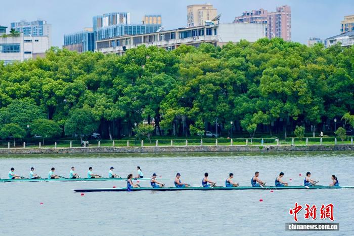 8月15日，2026第十届南昌赛艇大师赛暨赣粤城际联赛·名校邀请赛在江西南昌青山湖水域开赛。(主办方供图)