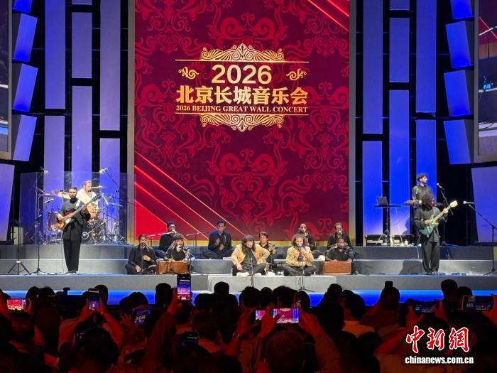9月6日晚，2026北京长城音乐会首场演出在北京八达岭长城开幕。图为巴基斯坦艺术家演奏。中新社记者 陈杭 摄