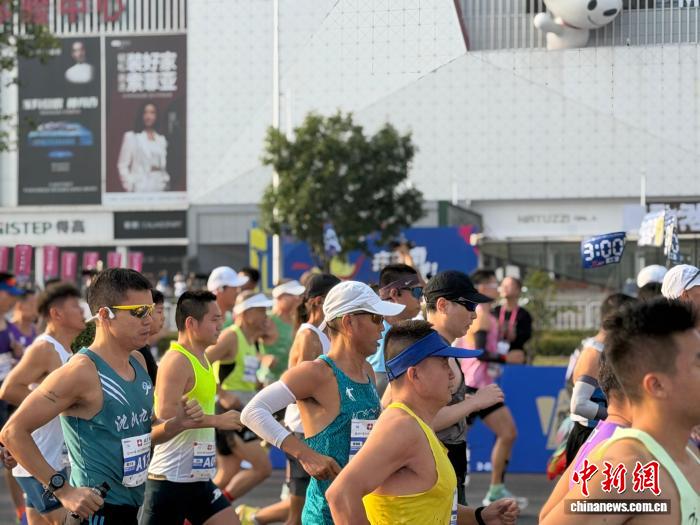 9月6日清晨7时，2026沈阳马拉松鸣枪起跑。22000名跑者齐聚沈阳奥体中心南门，迎着初秋晨光，驰骋于浑河两岸，以奔跑拥抱沈城秋日。胡文熙 摄