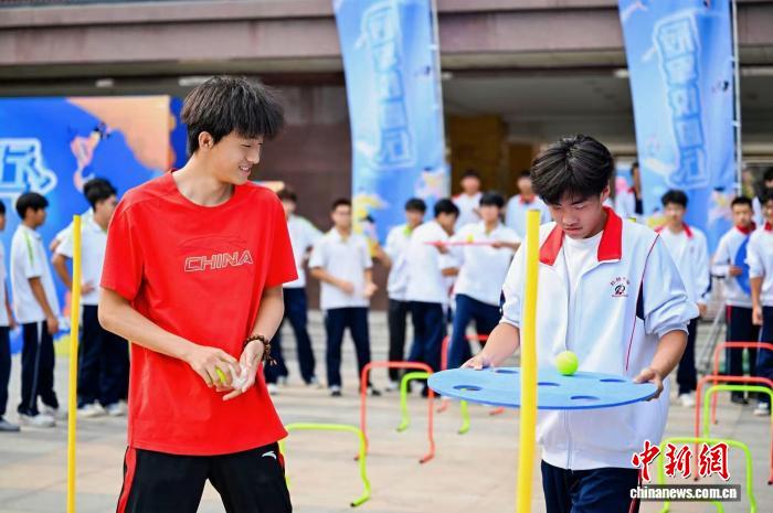 图为别嘉晨(左)与少年学子互动。　(活动主办方供图)