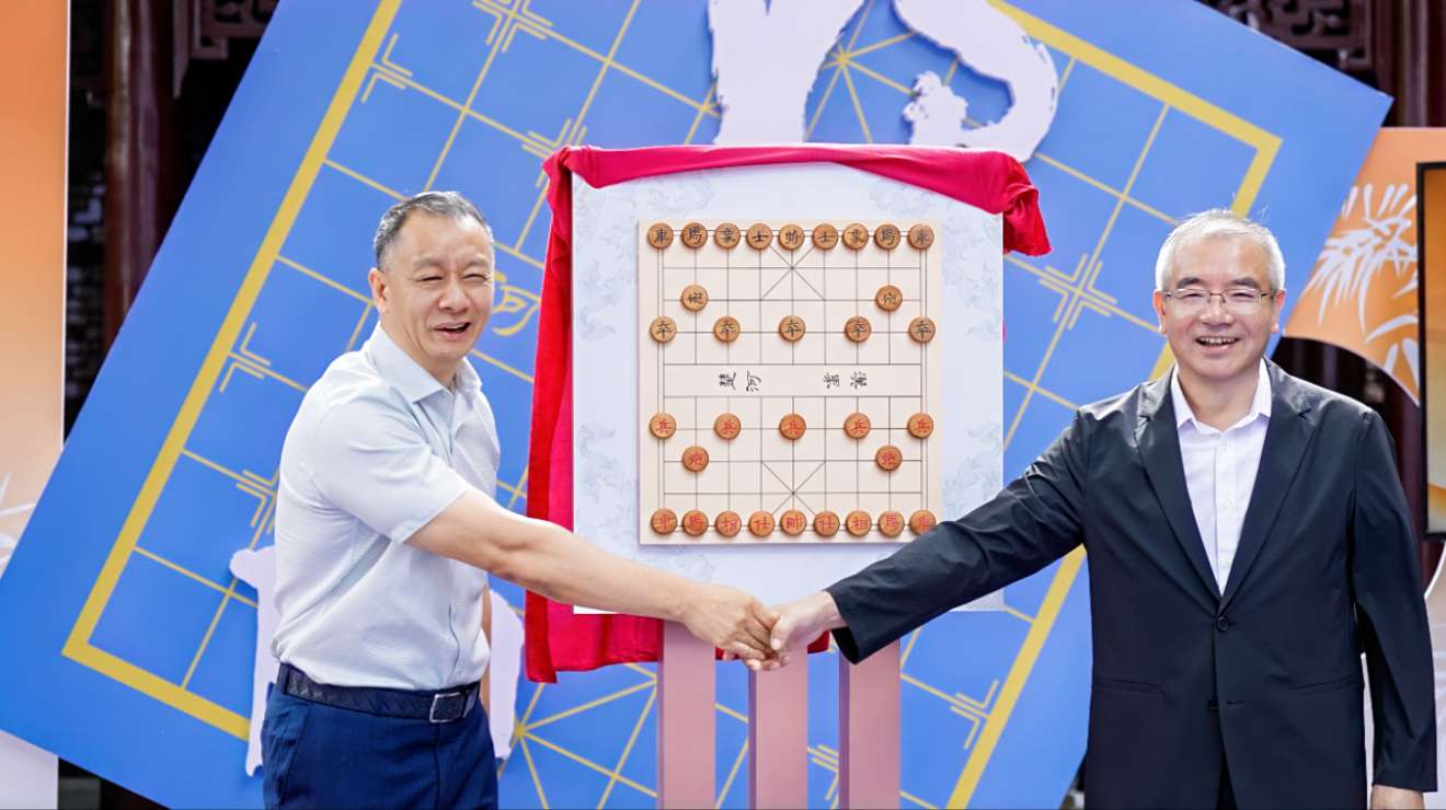贺凤翔（右）与黄金共同揭幕2026书法棋具。图片来源：活动主办方