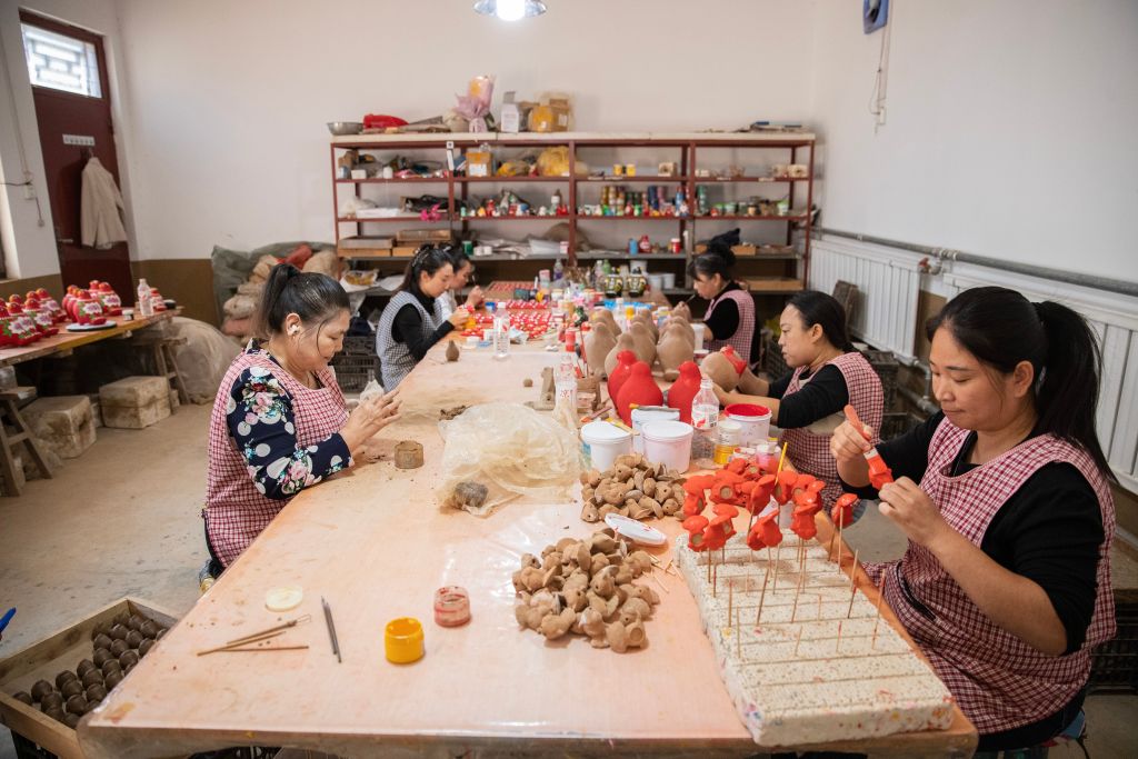 9月10日，在河南省浚县西杨玘屯村，村民在作坊中制作泥咕咕。新华社记者张帆 摄
