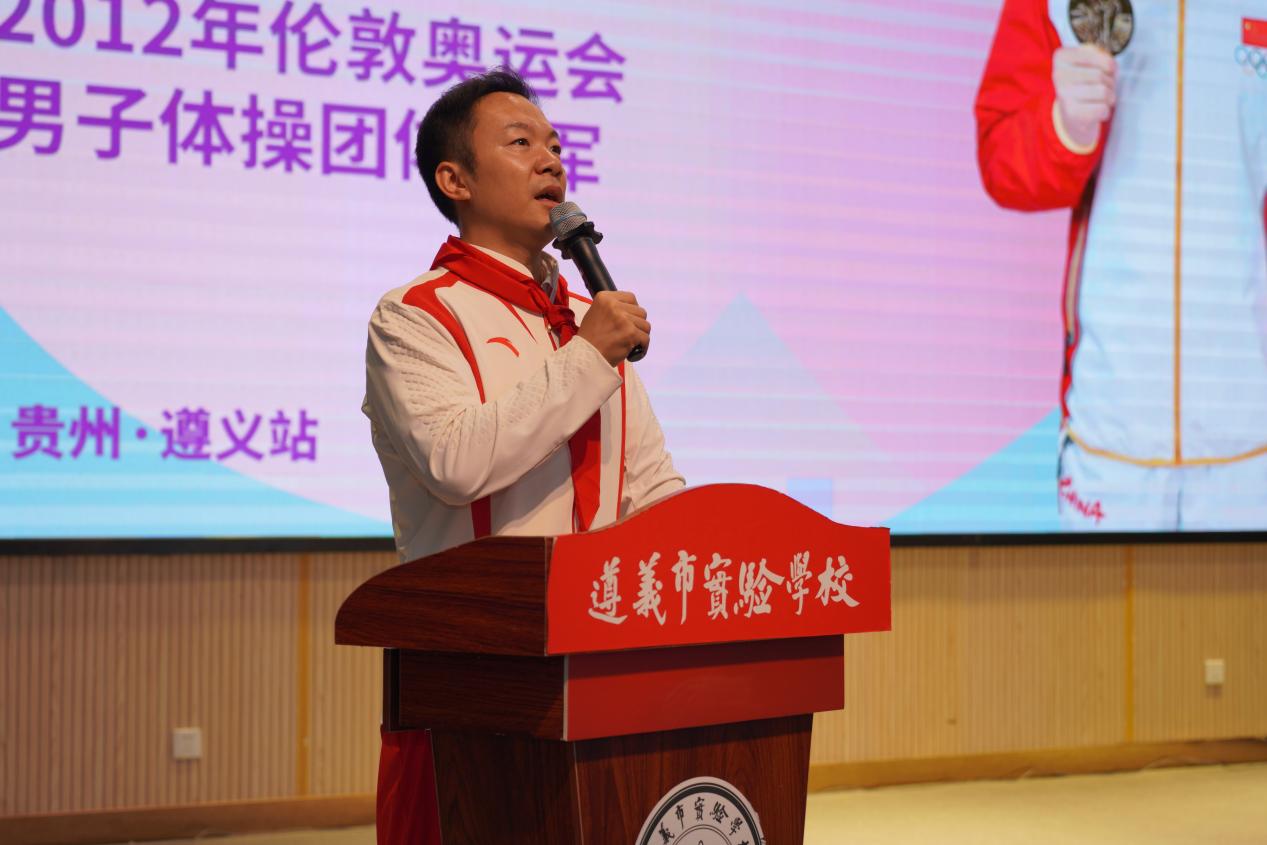郭伟阳为学生进行宣讲。图片来源：活动主办方供图