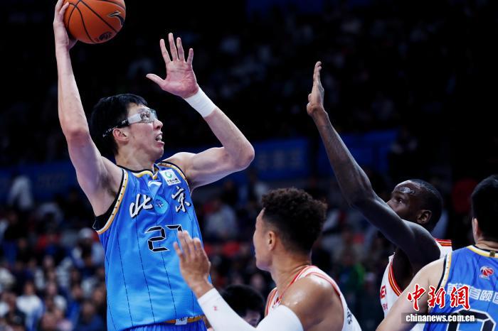 10月22日，在北京首钢冰球馆举行的2026-2027中国男子篮球职业联赛(CBA)常规赛比赛中，北京首钢队以120:62战胜深圳马可波罗队。图为北京首钢队球员周琦(蓝衣)在比赛中进攻。　中新社记者 韩海丹 摄