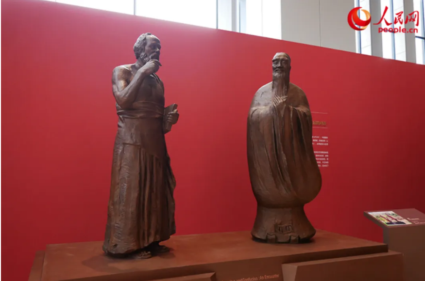 《神遇——孔子与苏格拉底的对话》。人民网记者 韦衍行摄