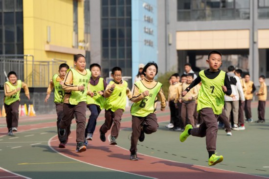 3月5日，在北京第二实验小学，学生进行1000米项目班级赛。新华社记者 鞠焕宗 摄