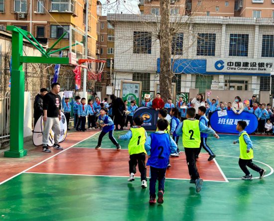 3月5日，北京市房山区良乡第三小学举办班级篮球赛。新华社记者 李春宇 摄