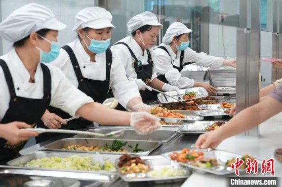5月1日，衢州政府食堂工作人员配餐现场。 (衢州市文化广电旅游局供图)