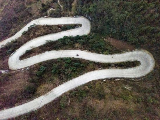 从县城去元宝村的盘山公路。新华社记者 沈伯韩 摄