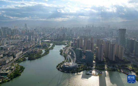 位于福州市晋安区的晋安湖公园沿岸城市风光（7月27日摄，无人机照片）。