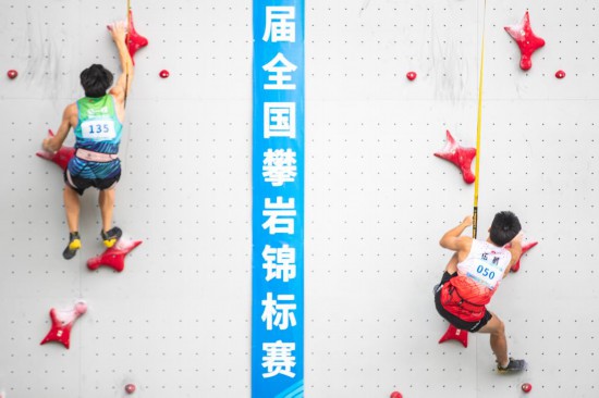 9月6日，上海队选手赵一程（左）和湖南队选手伍鹏在决赛中。新华社记者 黄伟 摄