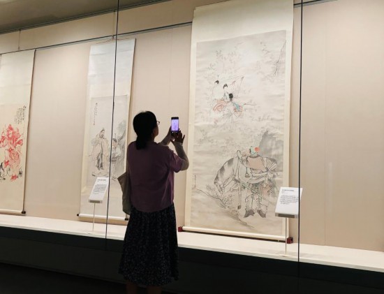 观众在展览上参观。新华社记者 周润健 摄