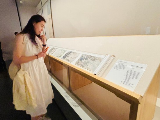 观众在展览上参观。新华社记者 周润健 摄