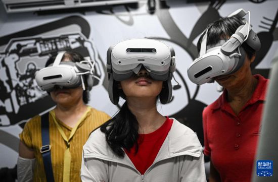 10月7日,游客在文昌航天科普中心进行MR星际穿越体验。