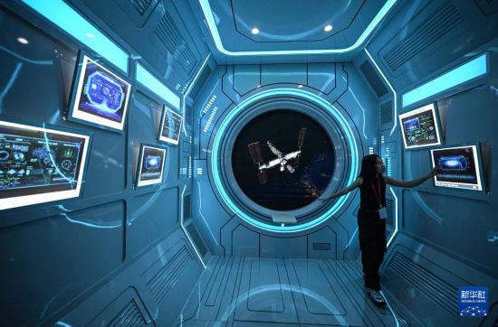 10月7日,游客在文昌航天科普中心参观。