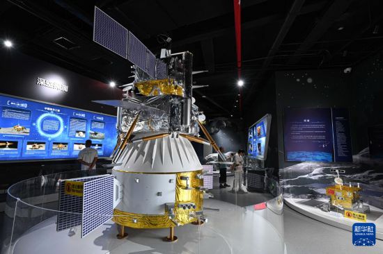 10月7日在文昌航天科普中心拍摄的嫦娥六号模型。