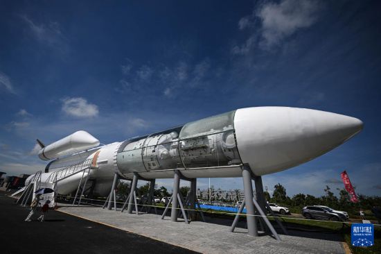 10月7日在文昌航天科普中心拍摄的长征五号B运载火箭模型。