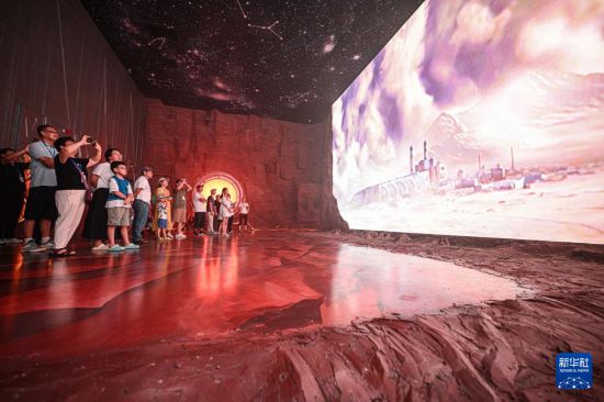 10月7日,游客在文昌航天科普中心参观。